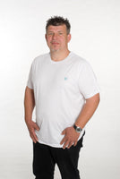 KLANT Reha Shirt Produktbild T-Shirt mit Reißverschluss Farbe weiß mit Model