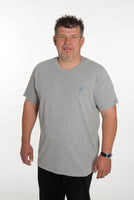 KLANT Reha Shirt Produktbild T-Shirt mit Reißverschluss Farbe grau mit Model